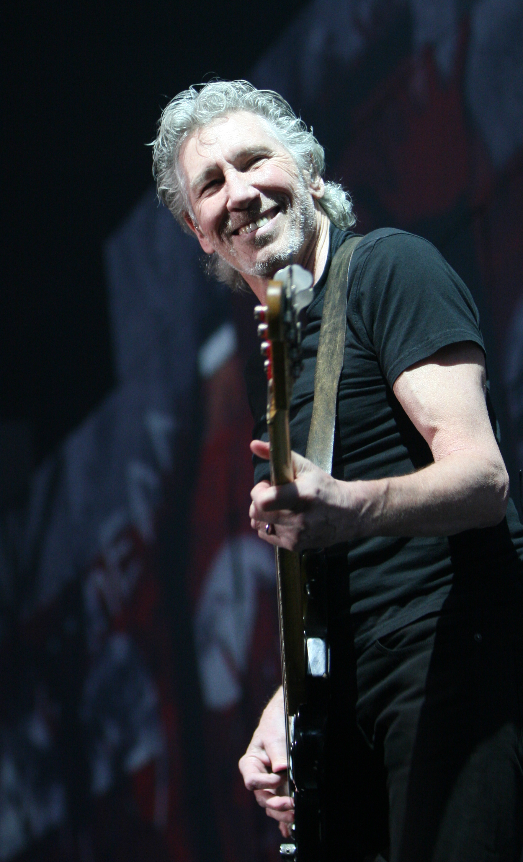 Ein Bild von Roger Waters bei einem Auftritt mit umgehängtem E-Bass