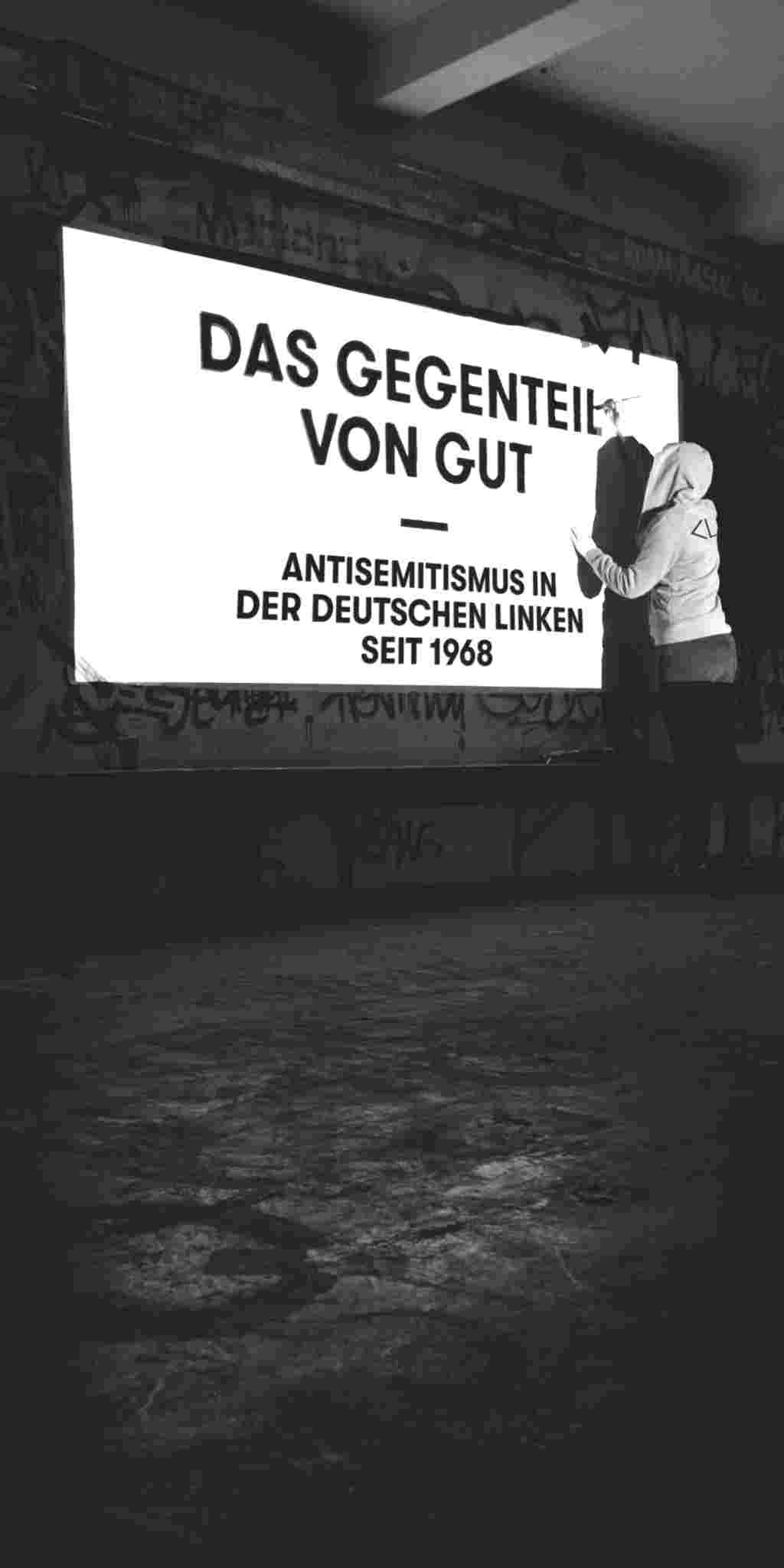 Eine Person, die ein Transparent malt auf dem steht: »Das gegenteil von Gut. Antisemitismus in der deutschen Linken seit 1968