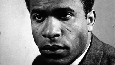 Ein Portraitfoto des in Martinique geborenen Psychoanalytikers Frantz Fanon